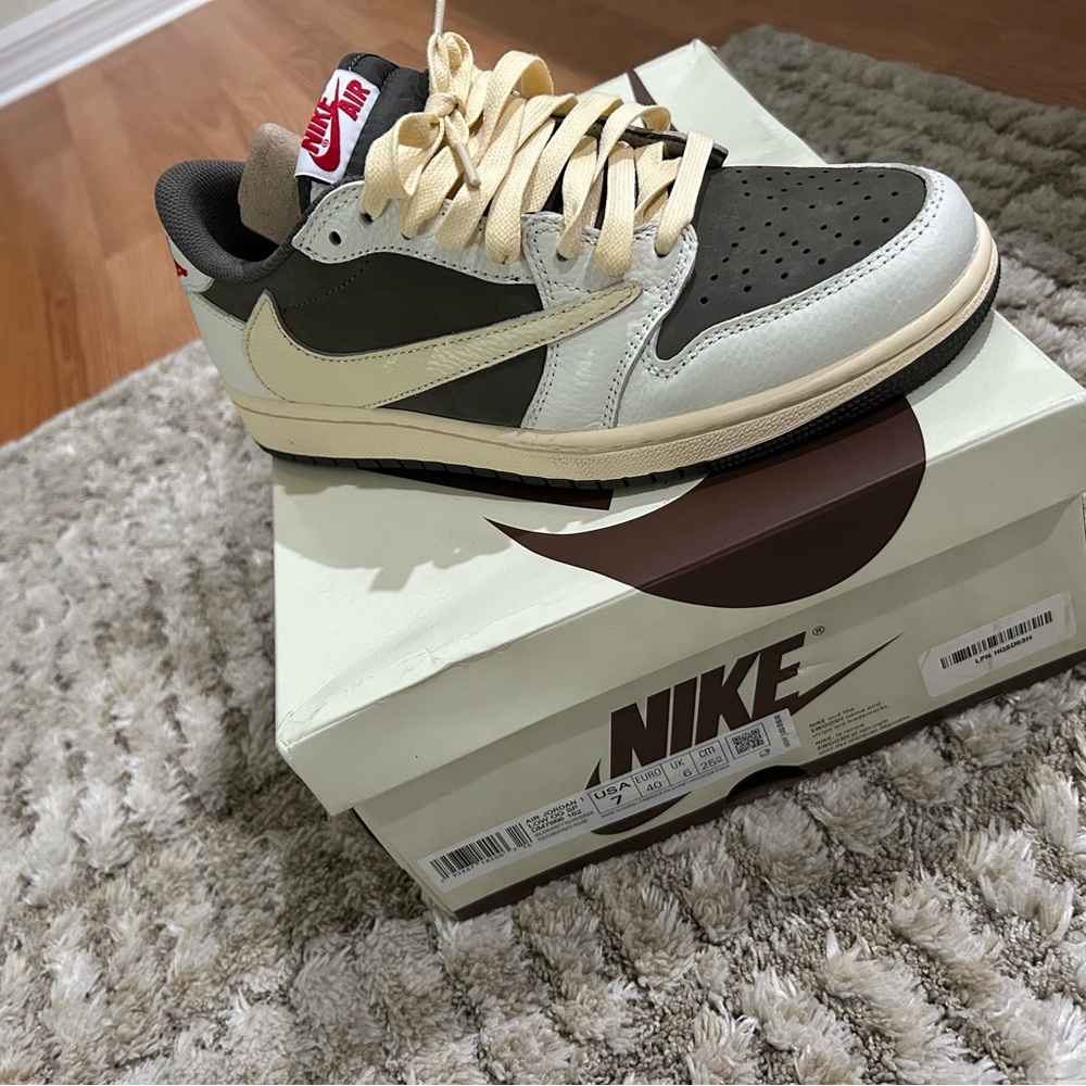 Men's Stylish Sneakers in Cream and Brown